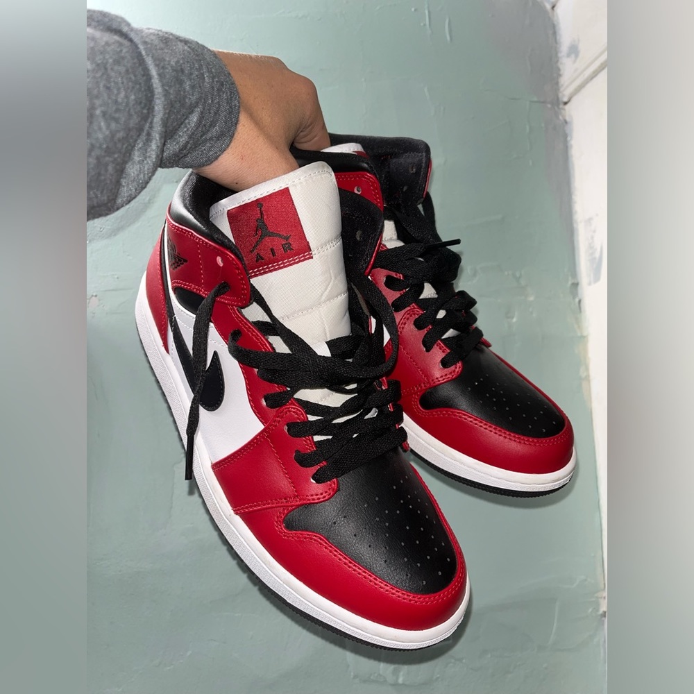 Jorden 1 black toes. Size 9.5. Worn literally once.